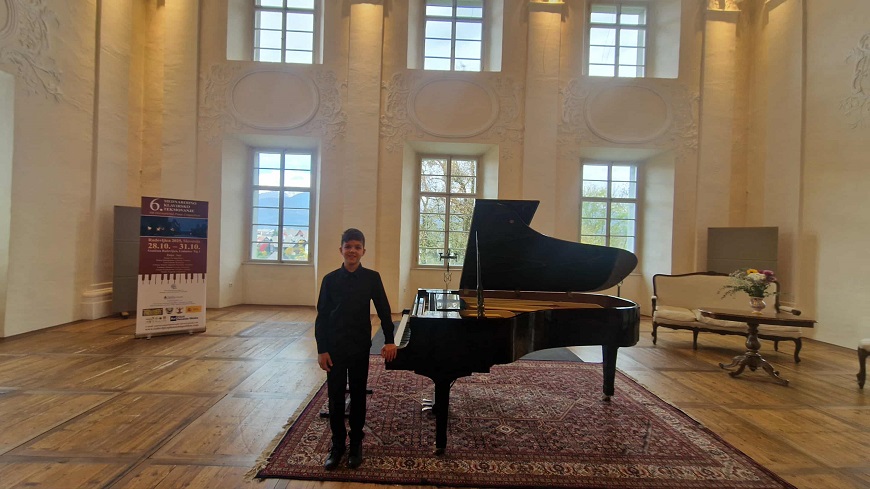 Uspeh mladih pianistov na mednarodnem klavirskem tekmovanju v Radovljici